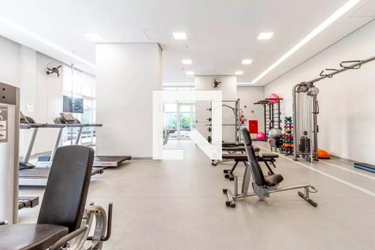Apartamento mobiliado em Indianópolis, 2 quartos, academia e churrasqueira no condomínio. Ideal para comprar. — Academia