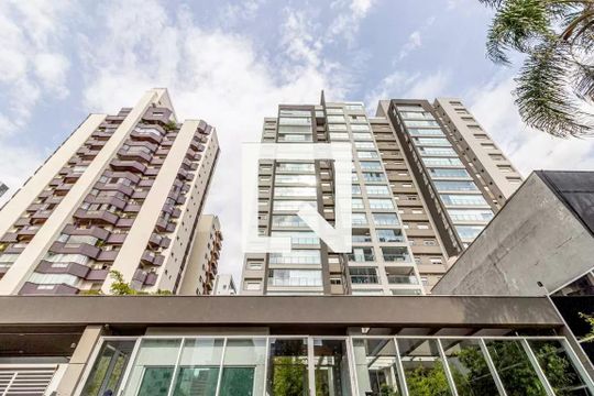 Apartamento mobiliado em Indianópolis, 2 quartos, academia e churrasqueira no condomínio. Ideal para comprar. — Fachada