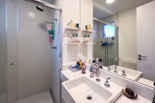 Apartamento mobiliado em Indianópolis, 2 quartos, academia e churrasqueira no condomínio. Ideal para comprar. — Banheiro da Suíte