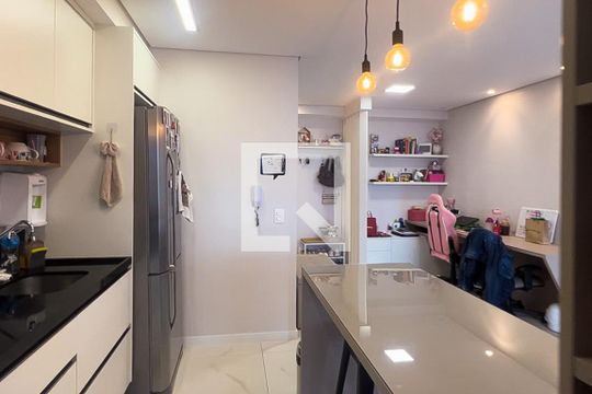 Apartamento mobiliado em Indianópolis, 2 quartos, academia e churrasqueira no condomínio. Ideal para comprar. — Cozinha/Área de Serviço