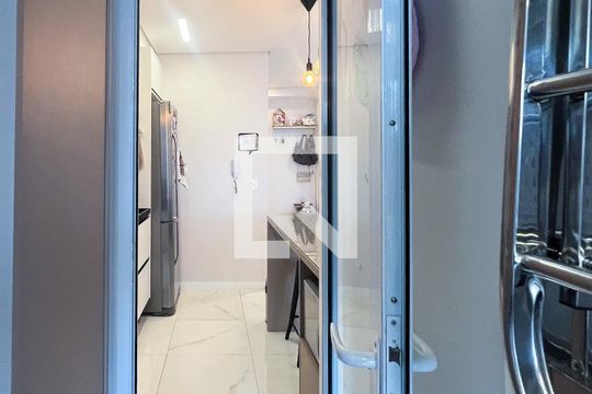 Apartamento mobiliado em Indianópolis, 2 quartos, academia e churrasqueira no condomínio. Ideal para comprar. — Cozinha/Área de Serviço