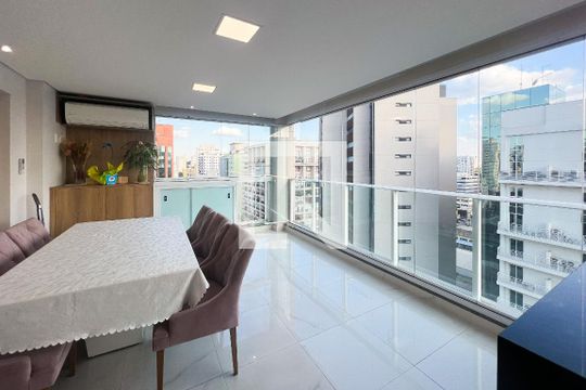 Apartamento mobiliado em Indianópolis, 2 quartos, academia e churrasqueira no condomínio. Ideal para comprar. — Varanda
