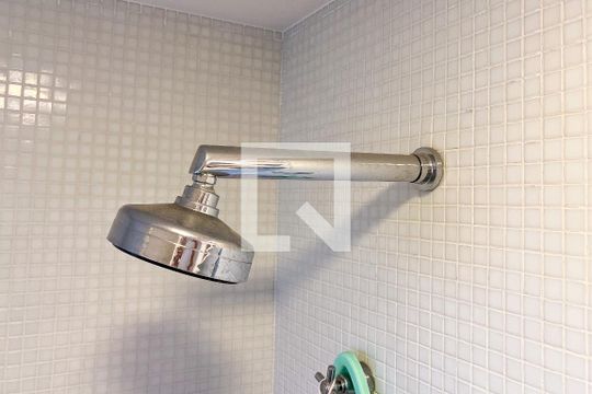 Apartamento mobiliado em Indianópolis, 2 quartos, academia e churrasqueira no condomínio. Ideal para comprar. — Banheiro da Suíte