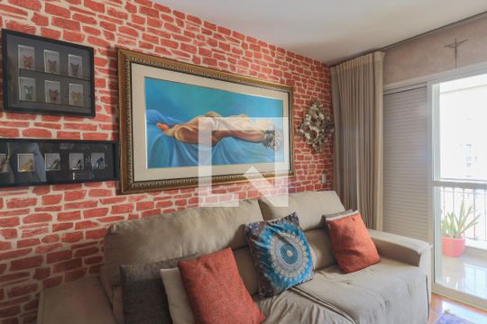 Apartamento mobiliado com 3 quartos, closet e varanda. Excelente oportunidade de compra! — Sala de TV