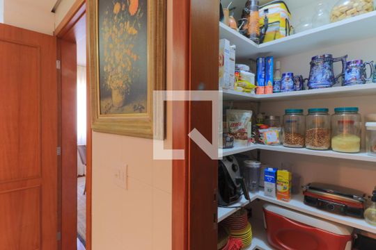 Apartamento mobiliado com 3 quartos, closet e varanda. Excelente oportunidade de compra! — Despensa