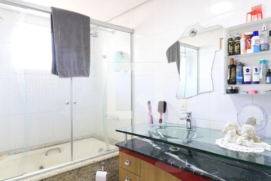 Apartamento mobiliado com 3 quartos, closet e varanda. Excelente oportunidade de compra! — Banheiro da Suíte 1
