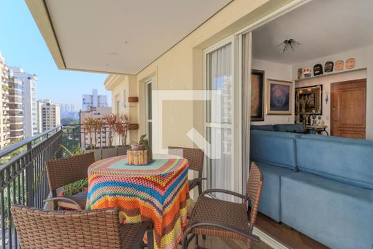 Apartamento mobiliado com 3 quartos, closet e varanda. Excelente oportunidade de compra! — Varanda da Sala