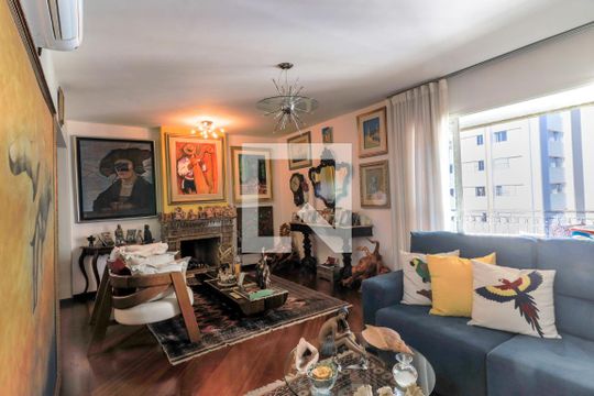 Apartamento mobiliado com 3 quartos, closet e varanda. Excelente oportunidade de compra! — Sala