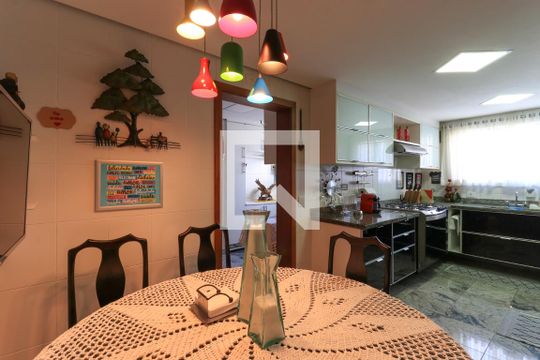 Apartamento mobiliado com 3 quartos, closet e varanda. Excelente oportunidade de compra! — Cozinha