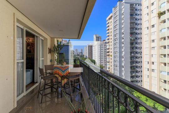 Apartamento mobiliado com 3 quartos, closet e varanda. Excelente oportunidade de compra! — Varanda da Sala
