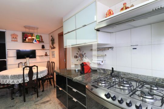 Apartamento mobiliado com 3 quartos, closet e varanda. Excelente oportunidade de compra! — Cozinha