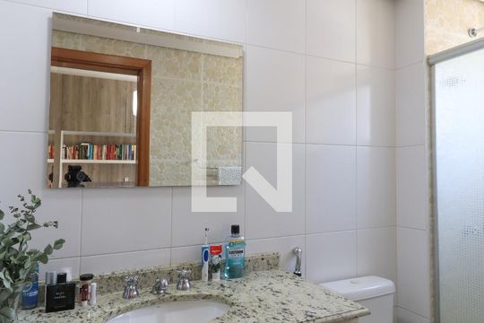 Apartamento mobiliado com 3 quartos, closet e varanda. Excelente oportunidade de compra! — Banheiro da Suíte 2