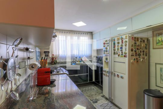 Apartamento mobiliado com 3 quartos, closet e varanda. Excelente oportunidade de compra! — Cozinha
