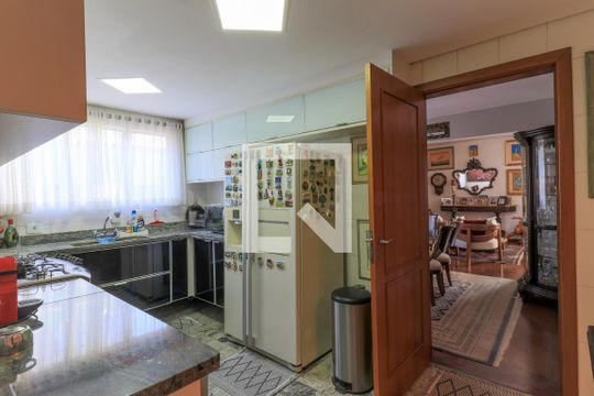 Apartamento mobiliado com 3 quartos, closet e varanda. Excelente oportunidade de compra! — Cozinha