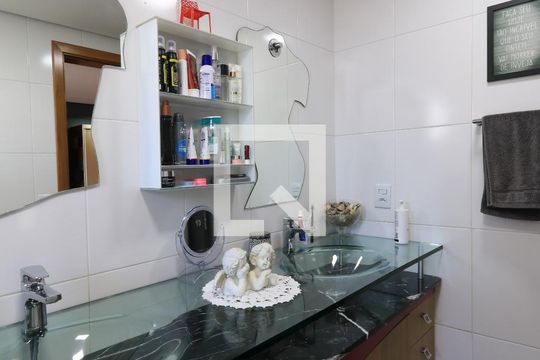 Apartamento mobiliado com 3 quartos, closet e varanda. Excelente oportunidade de compra! — Banheiro da Suíte 1