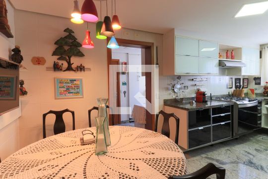 Apartamento mobiliado com 3 quartos, closet e varanda. Excelente oportunidade de compra! — Cozinha