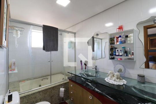 Apartamento mobiliado com 3 quartos, closet e varanda. Excelente oportunidade de compra! — Banheiro da Suíte 1