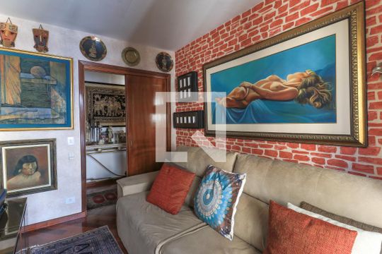 Apartamento mobiliado com 3 quartos, closet e varanda. Excelente oportunidade de compra! — Sala de TV