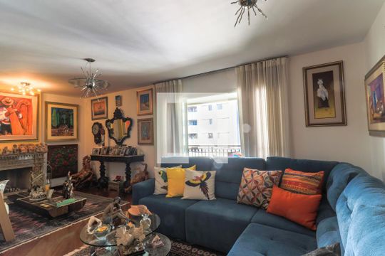 Apartamento mobiliado com 3 quartos, closet e varanda. Excelente oportunidade de compra! — Sala