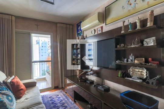 Apartamento mobiliado com 3 quartos, closet e varanda. Excelente oportunidade de compra! — Sala de TV