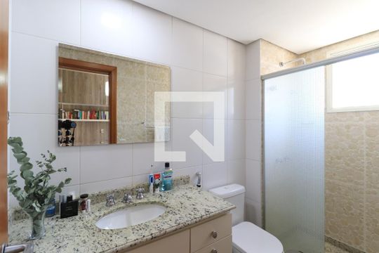 Apartamento mobiliado com 3 quartos, closet e varanda. Excelente oportunidade de compra! — Banheiro da Suíte 2