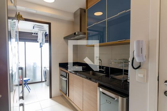 Apartamento com 2 quartos e varanda em Campo Belo para comprar. — Cozinha