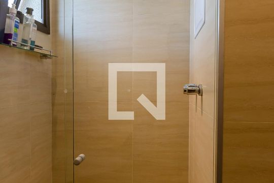 Apartamento com 2 quartos e varanda em Campo Belo para comprar. — Banheiro da Suíte 1