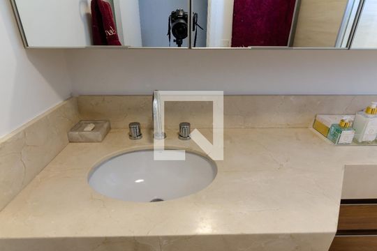 Apartamento com 2 quartos e varanda em Campo Belo para comprar. — Banheiro da Suíte 1
