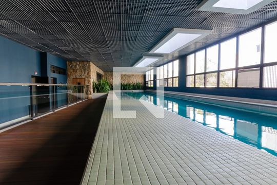 Apartamento com 2 quartos e varanda em Campo Belo para comprar. — Área comum - Piscina