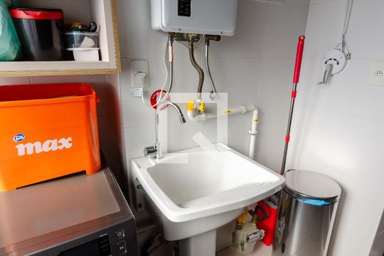 Apartamento com 2 quartos e varanda em Campo Belo para comprar. — Área de Serviço