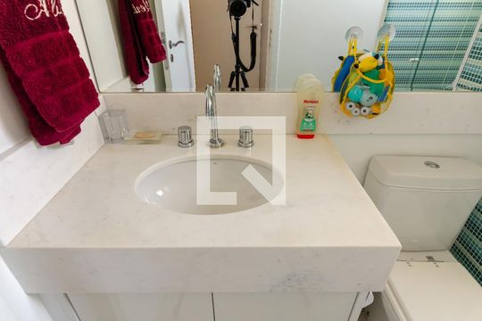 Apartamento com 2 quartos e varanda em Campo Belo para comprar. — Banheiro da Suíte 2