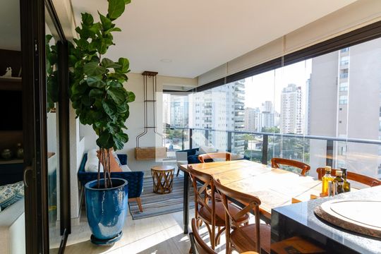 Apartamento com 2 quartos e varanda em Campo Belo para comprar. — Varanda