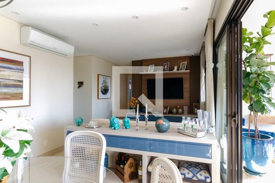 Apartamento com 2 quartos e varanda em Campo Belo para comprar. — Sala