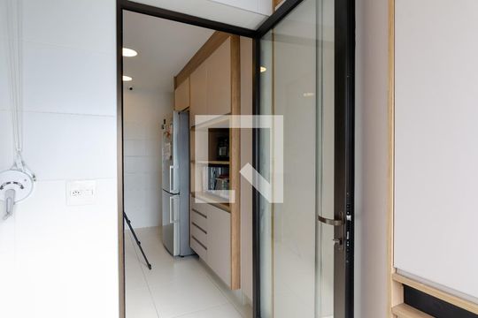 Apartamento com 2 quartos e varanda em Campo Belo para comprar. — Área de Serviço