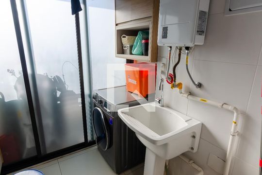 Apartamento com 2 quartos e varanda em Campo Belo para comprar. — Área de Serviço