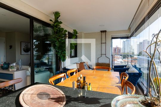 Apartamento com 2 quartos e varanda em Campo Belo para comprar. — Varanda