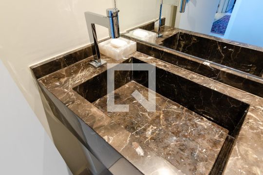 Apartamento com 2 quartos e varanda em Campo Belo para comprar. — Lavabo