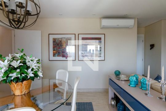 Apartamento com 2 quartos e varanda em Campo Belo para comprar. — Sala