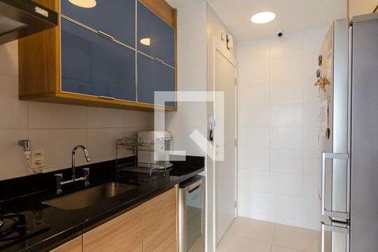 Apartamento com 2 quartos e varanda em Campo Belo para comprar. — Cozinha