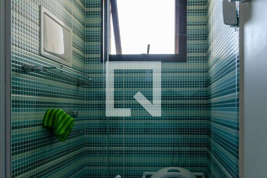 Apartamento com 2 quartos e varanda em Campo Belo para comprar. — Banheiro da Suíte 2