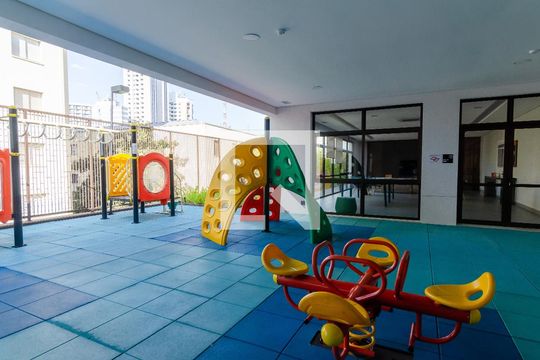 Apartamento com 2 quartos e varanda em Campo Belo para comprar. — Área comum - Playground