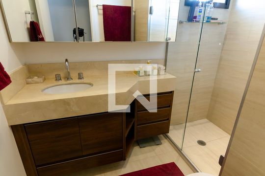Apartamento com 2 quartos e varanda em Campo Belo para comprar. — Banheiro da Suíte 1