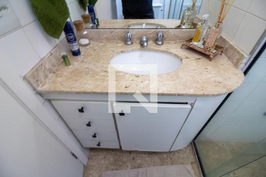 Venda de apartamento com 2 quartos e academia no condomínio. — Banheiro