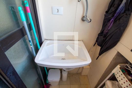 Venda de apartamento com 2 quartos e academia no condomínio. — Área de Serviço
