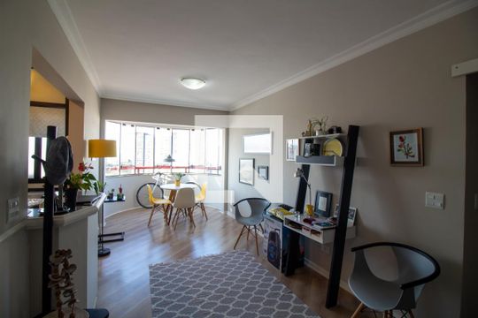 Venda de apartamento com 2 quartos e academia no condomínio. — Sala