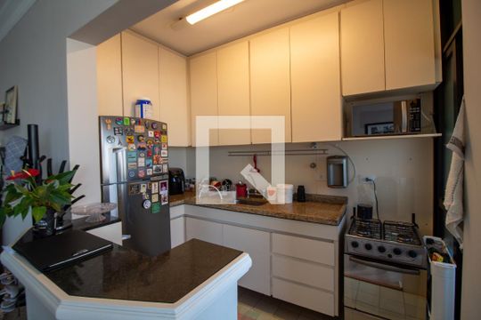 Venda de apartamento com 2 quartos e academia no condomínio. — Cozinha