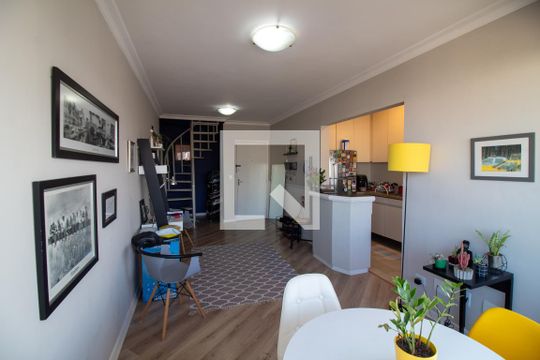 Venda de apartamento com 2 quartos e academia no condomínio. — Sala