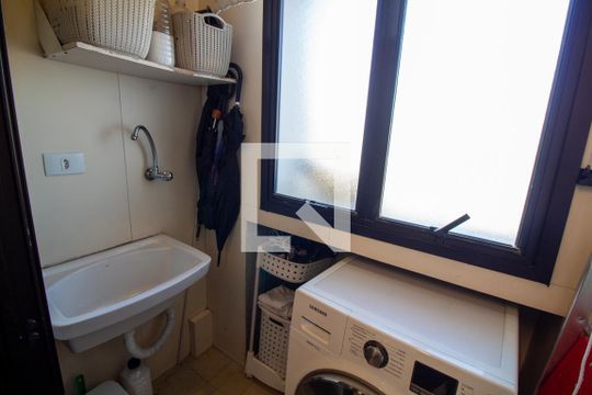 Venda de apartamento com 2 quartos e academia no condomínio. — Área de Serviço