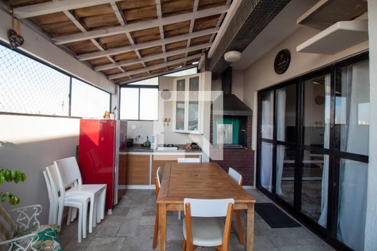 Venda de apartamento com 2 quartos e academia no condomínio. — Churrasqueira