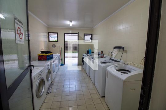 Venda de apartamento com 2 quartos e academia no condomínio. — Área comum - Lavanderia